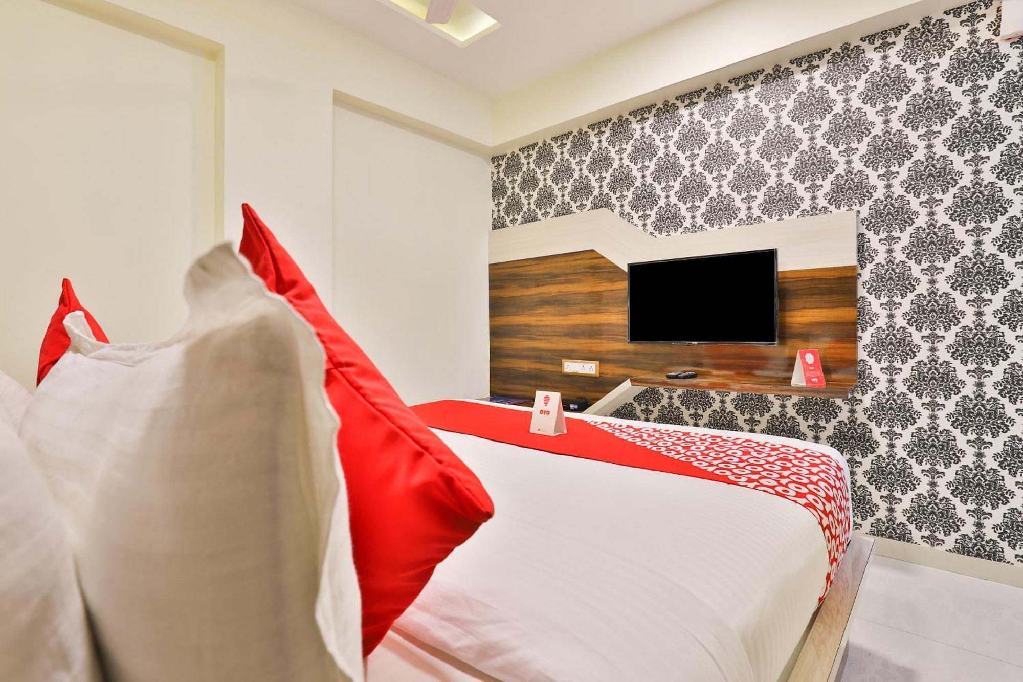 Hotel O Red Apple Ahmedabad Bagian luar foto